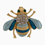 سنجاق سینه شوکا طرح زنبور با میناکاری آبی و نگین سبز