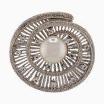 سنجاق سینه شوکا طرح مارپیچ صدفی با مروارید و کریستال