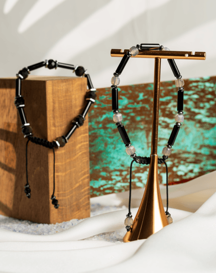 تجلی زیبایی در سادگی. دستبند زنانه شوکا با طراحی مینیمال و مدرن، ترکیبی از مهره‌های لوله‌ای اونیکس و کریستال‌های دودی تراش‌خورده است که استایلی شیک و امروزی را برای شما به ارمغان می‌آورد.