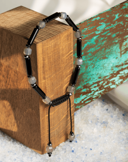 تجلی زیبایی در سادگی. دستبند زنانه شوکا با طراحی مینیمال و مدرن، ترکیبی از مهره‌های لوله‌ای اونیکس و کریستال‌های دودی تراش‌خورده است که استایلی شیک و امروزی را برای شما به ارمغان می‌آورد.