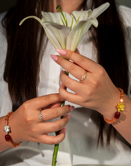 Discover elegance with our Women’s Agate Bracelet, featuring a detailed lotus flower charm. This dainty gold-tone piece is perfect for daily wear or as a meaningful gift.
