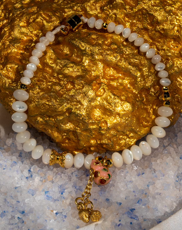 Women’s Shell Bracelet with Enamel Heart Charm