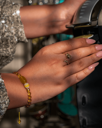 دستبند زنانه شوکا مدل زرد کهربایی آفتابی بند کشویی