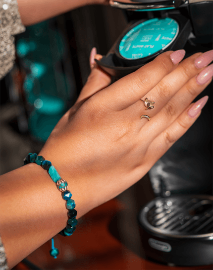 دستبند بند کشویی زنانه شوکا | طراحی مینیمال با مهره‌های آبی