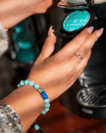دستبند زنانه بند کشویی شوکا | طراحی مینیمال با مهره‌های سبز آبی
