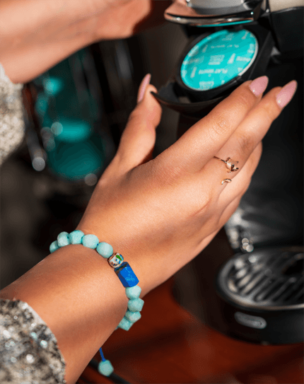 دستبند زنانه بند کشویی شوکا | طراحی مینیمال با مهره‌های سبز آبی