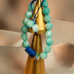 دستبند زنانه بند کشویی شوکا | طراحی مینیمال با مهره‌های سبز آبی