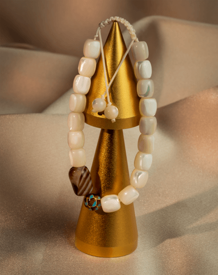 دستبند زنانه بند کشویی شوکا | طراحی مینیمال با مهره‌های شیری