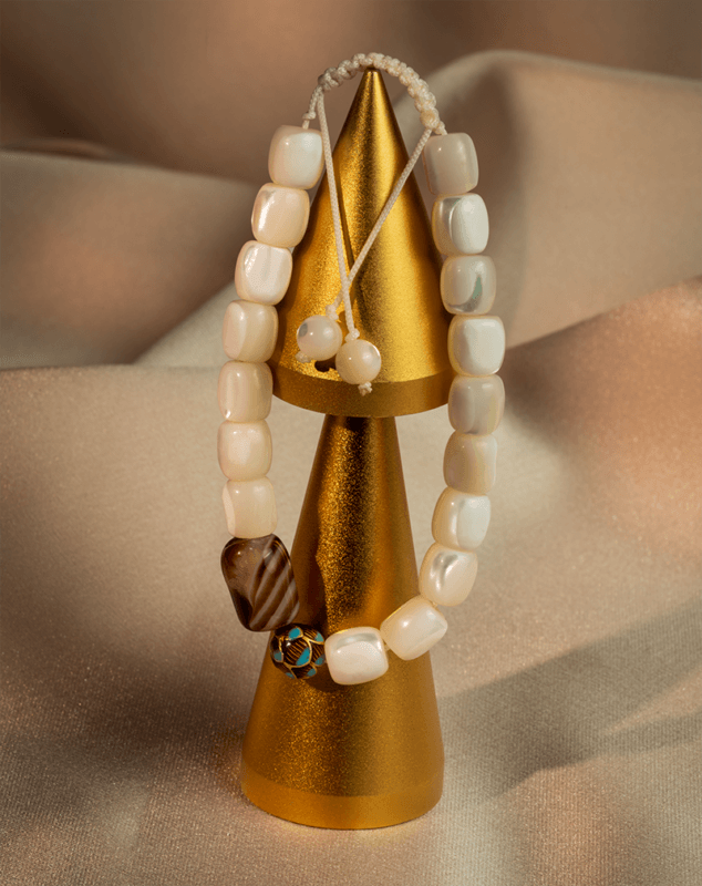 دستبند زنانه بند کشویی شوکا | طراحی مینیمال با مهره‌های شیری