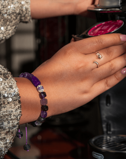 دستبند زنانه بند کشویی شوکا | طراحی مینیمال با مهره‌های بنفش