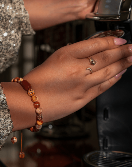دستبند زنانه بند کشویی شوکا | طراحی مینیمال با مهره‌های قهوه‌ای گرم