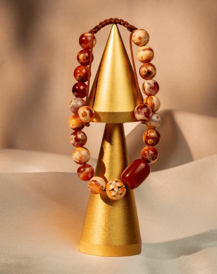 دستبند زنانه بند کشویی شوکا | طراحی مینیمال با مهره‌های قهوه‌ای گرم