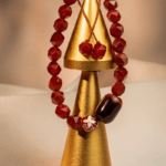 دستبند زنانه بند کشویی شوکا | رنگ زرشکی و مهره‌های تراش‌خورده