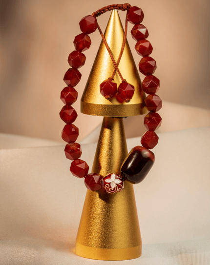 دستبند زنانه بند کشویی شوکا | رنگ زرشکی و مهره‌های تراش‌خورده