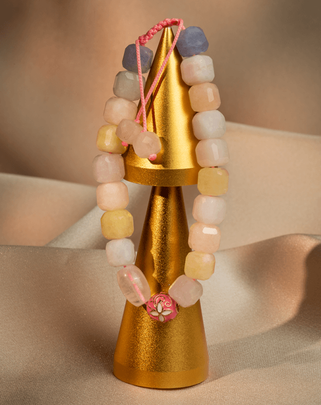 دستبند زنانه بند کشویی شوکا | رنگ‌های پاستلی و مهره‌های تراش‌خورده