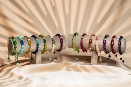 کالکشن دستبندهای سنگی زنانه شوکا | طراحی دست‌ساز و رنگ‌های طبیعی