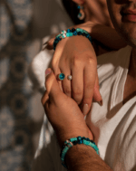 دستبند بند کشویی زنانه شوکا | طراحی مینیمال با مهره‌های آبی