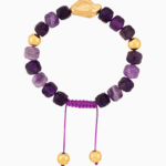 تجسمی از شکوه و قدرت در یک دستبند مردانه. این اثر هنری از برند شوکا، با ترکیب سنگ آمیتیست تراش‌خورده و خرج‌کارهای درخشان طلایی، انتخابی بی‌نظیر برای مردان با اعتماد به نفس و استایل لوکس است.