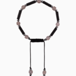 تجلی زیبایی در سادگی. دستبند زنانه شوکا با طراحی مینیمال و مدرن، ترکیبی از مهره‌های لوله‌ای اونیکس و کریستال‌های دودی تراش‌خورده است که استایلی شیک و امروزی را برای شما به ارمغان می‌آورد.