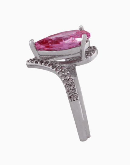 انگشتر زنانه با کریستال صورتی برش گلابی نمای مایل