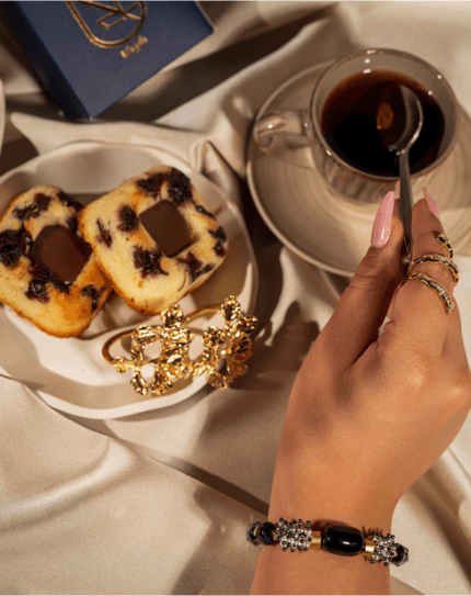 دستبند زنانه شوکا مدل مروارید و سنگ مشکی لوکس