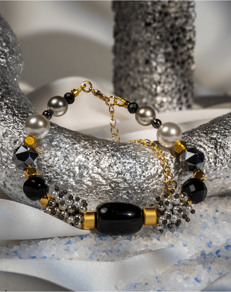 دستبند زنانه شوکا مدل مروارید و سنگ مشکی لوکس