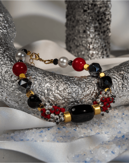 دستبند زنانه شوکا مدل مروارید و سنگهای قرمز و مشکی لوکس