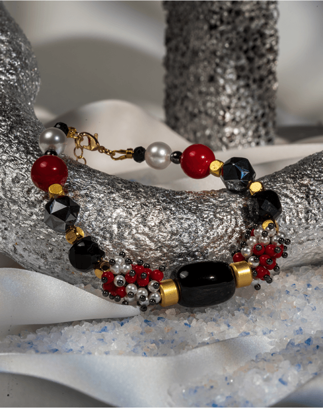 دستبند زنانه شوکا مدل مروارید و سنگ‌های قرمز و مشکی لوکس