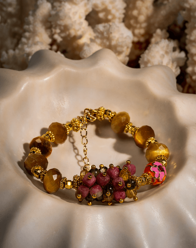 دستبند زنانه شوکا مدل سنگ‌های قهوه‌ای تزئینی