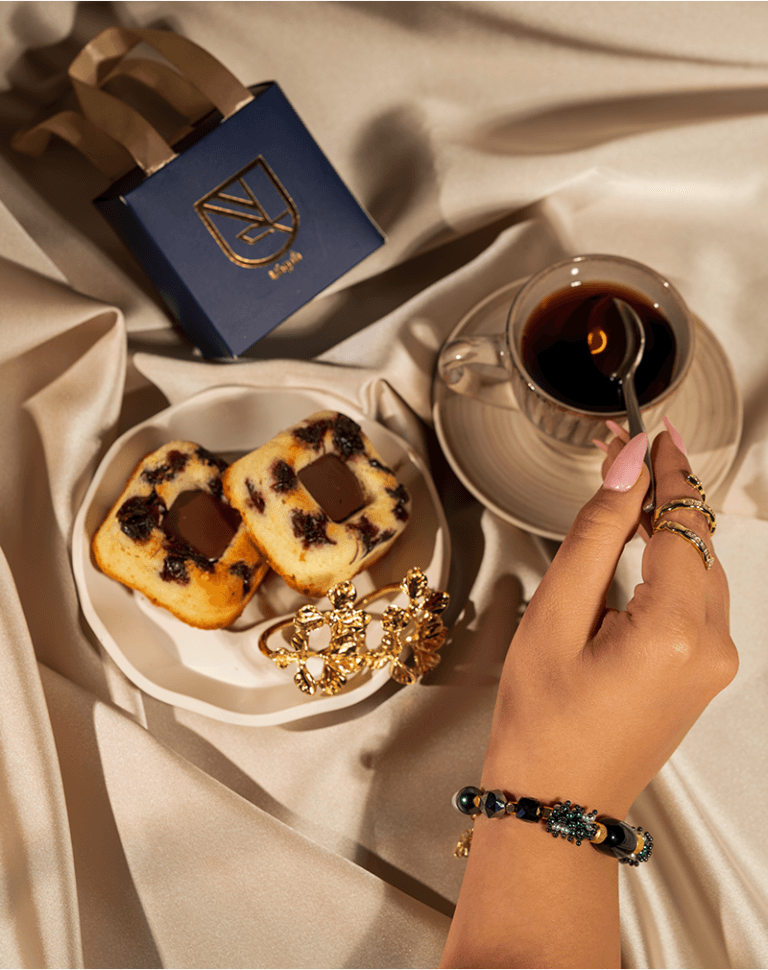 دستبند زنانه شوکا مدل مروارید سبز و سنگ مشکی لوکس