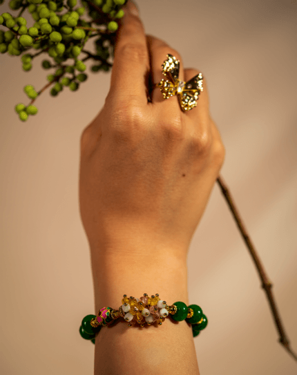 دستبند زنانه شوکا مدل سنگ‌های سبز تزئینی