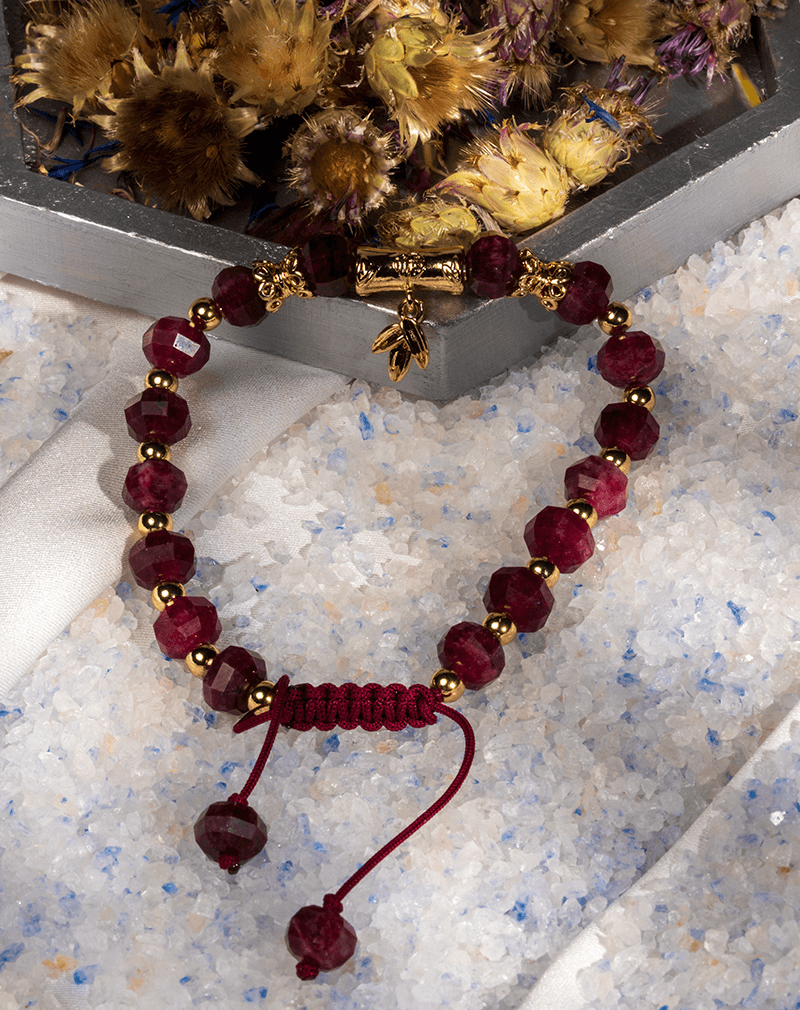 دستبند زنانه سنگ گارنت | طراحی ظریف و طلایی | شوکا دستبند زنانه سنگ گارنت | طراحی ظریف و طلایی | شوکا