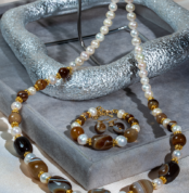 خرید ست زنانه «مهتاب کهربایی» شوکا | عقیق طبیعی و مروارید کرمی