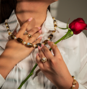 خرید ست زنانه «آفاق کهربایی» شوکا | عقیق قهوه‌ای و مروارید کرمی