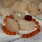 دستبند زنانه شوکا با آویز گل لوتوس نقره‌ای، سنگ عقیق و مهره‌های سنتتیک