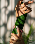 دستبند زنانه شوکا با آویز گل طلایی، رودونیت، کوارتز توت‌فرنگی و مروارید مصنوعی