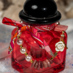 دستبند زنانه شوکا با آویز گل طلایی، رودونیت، کوارتز توتفرنگی و مروارید مصنوعی