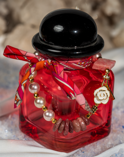 دستبند زنانه شوکا با آویز گل طلایی، رودونیت، کوارتز توت‌فرنگی و مروارید مصنوعی