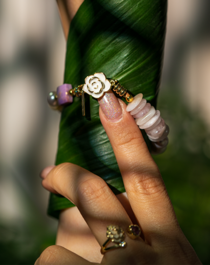 دستبند زنانه شوکا با آویز گل طلایی، رزکوارتز، فسفوسیدریت و مروارید مصنوعی