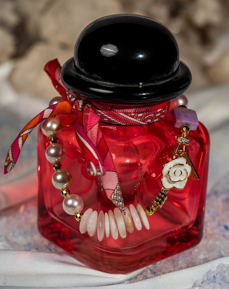 دستبند زنانه شوکا با آویز گل طلایی، رزکوارتز، فسفوسیدریت و مروارید مصنوعی دستبند زنانه شوکا با آویز گل طلایی، رزکوارتز، فسفوسیدریت و مروارید مصنوعی