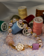 دستبند زنانه شوکا با آویز گل طلایی، رزکوارتز، فسفوسیدریت و مروارید مصنوعی