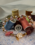 دستبند زنانه شوکا با آویز گل طلایی، رودونیت، کوارتز توت‌فرنگی و مروارید مصنوعی