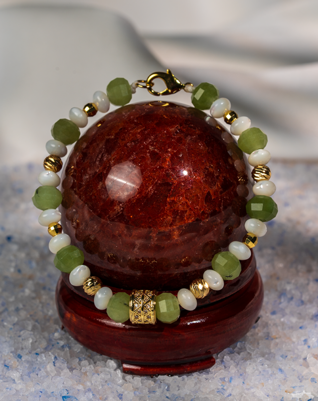 دستبند زنانه شوکا با سنگ یشم، صدف سفید و اتصالات طلایی