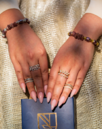 دستبند زنانه شوکا با کوارتز توت‌فرنگی و مروارید بنفش، آویز صلیب طلایی، طراحی دست‌ساز و لوکس.