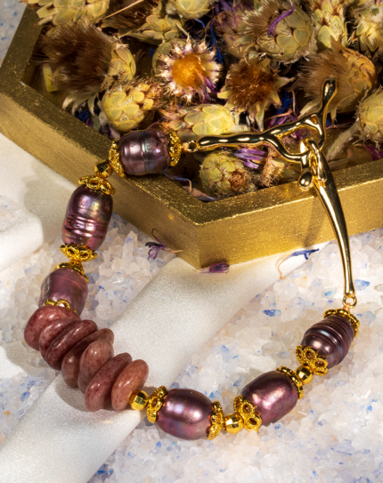 دستبند زنانه شوکا با کوارتز توت‌فرنگی و مروارید بنفش، آویز صلیب طلایی، طراحی دست‌ساز و لوکس.