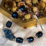 دستبند زنانه شوکا با ترکیب سنگ طبیعی کیانیت و مروارید، طراحی دست‌ساز با اتصالات نقره‌ای، لوکس و خاص.