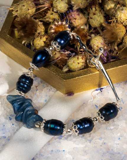 دستبند زنانه شوکا با ترکیب سنگ طبیعی کیانیت و مروارید، طراحی دست‌ساز با اتصالات نقره‌ای، لوکس و خاص.