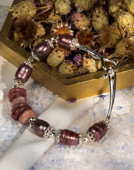 دستبند زنانه شوکا با کوارتز توت‌فرنگی و مروارید بنفش، آویز صلیب نقره‌ای، طراحی دست‌ساز و خاص.