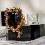 دستبند زنانه شوکا با سنگ آونتورین و کریستال نارنجی، آویز پاپیون طلایی، طراحی دستساز و درخشان.