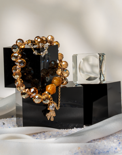 دستبند زنانه شوکا با سنگ آونتورین و کریستال نارنجی، آویز پاپیون طلایی، طراحی دست‌ساز و درخشان.